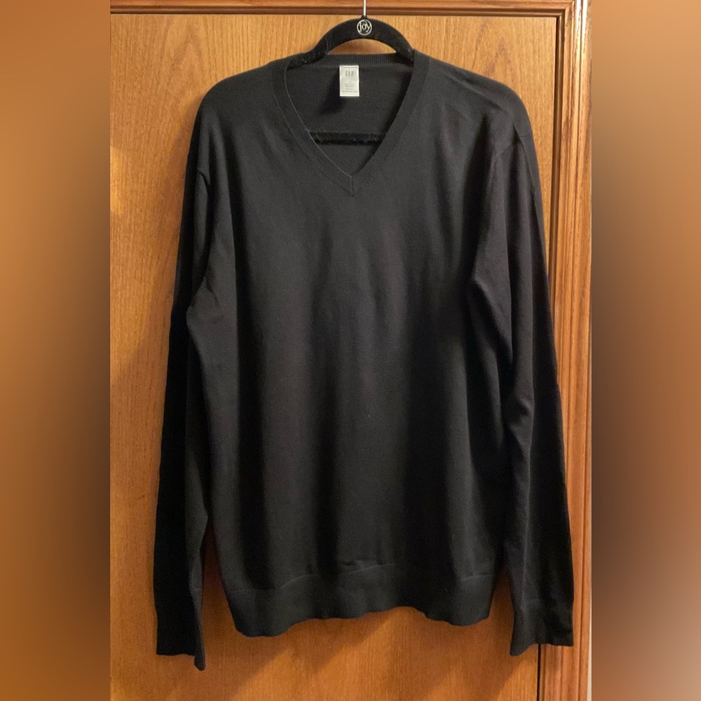 Men’s Gap Lightweight Silk Black V-Neck Sweater. Silk Nylon Cotton. Lightweight